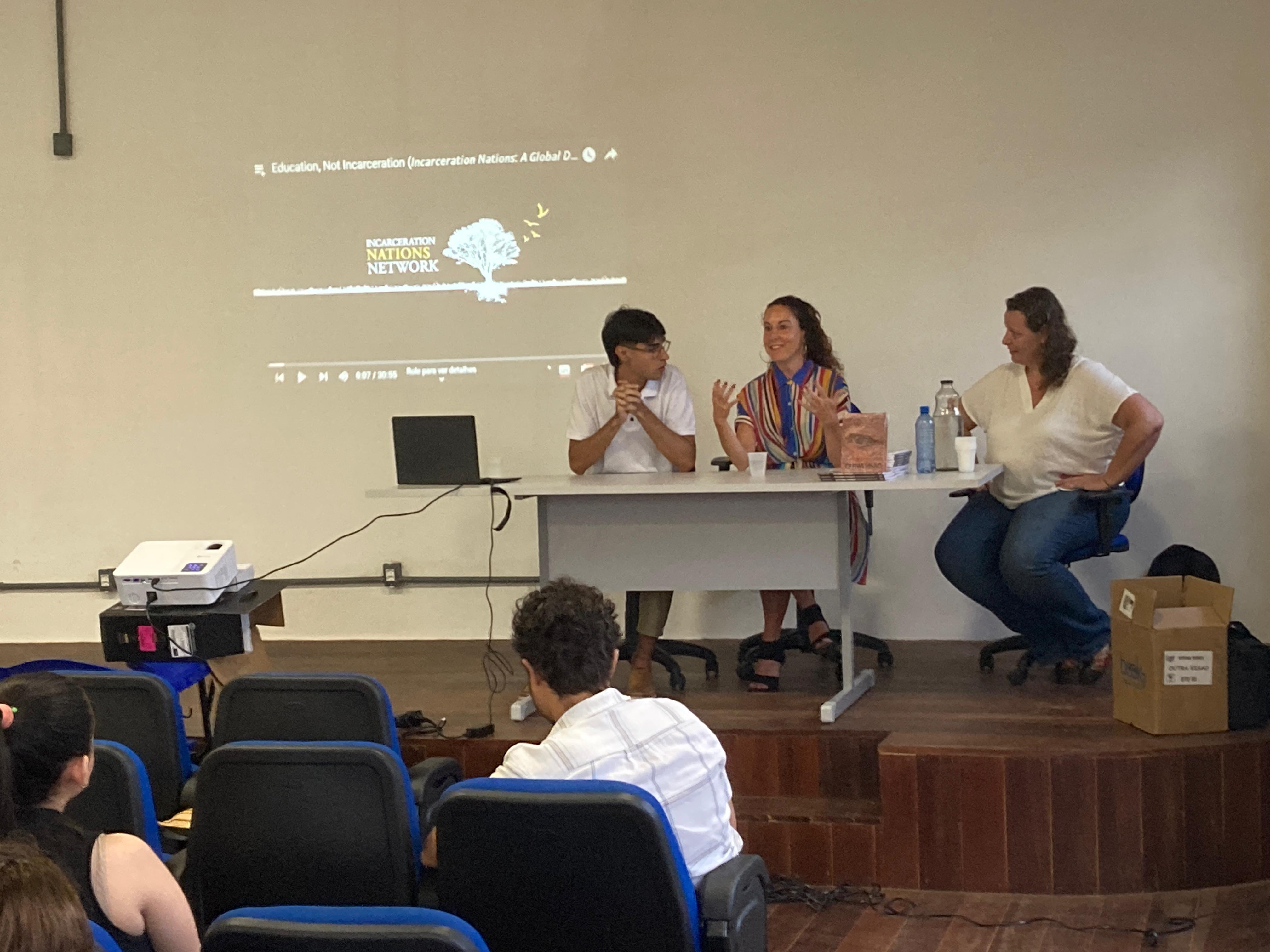 Professora de Nova Iorque realiza palestra sobre encarceramento em massa