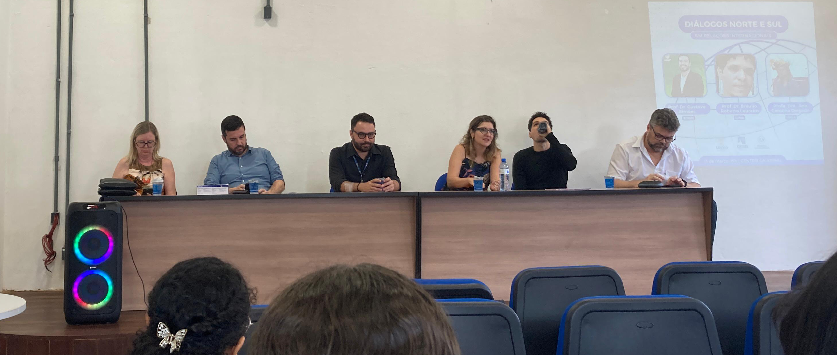 Mesa redonda “Diálogos Norte e Sul em Relações Internacionais” aconteceu no Centro Caixeral; veja como foi