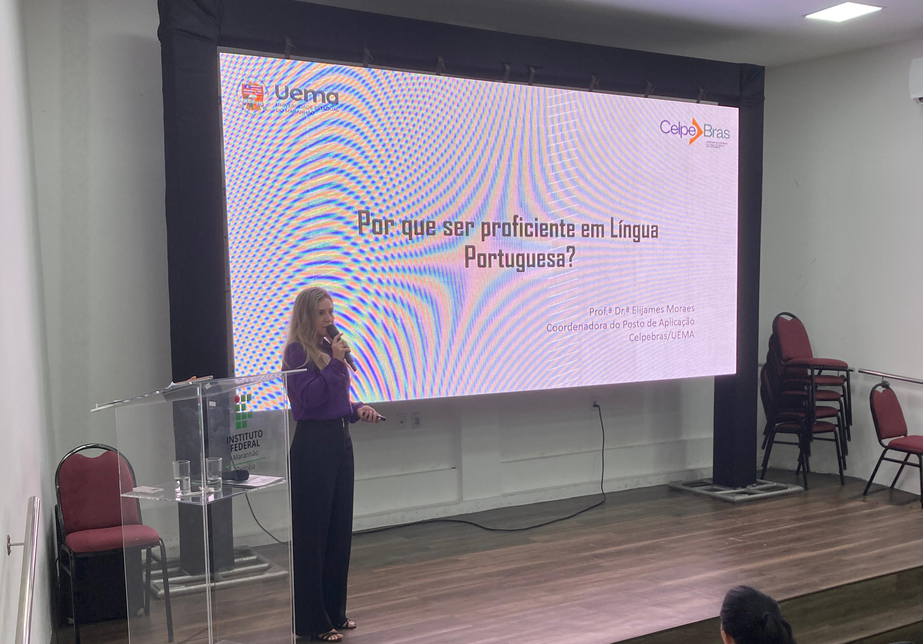 Coordenadora do Posto de aplicação Celpe-bras da UEMA realiza palestra em acolhida do IFMA