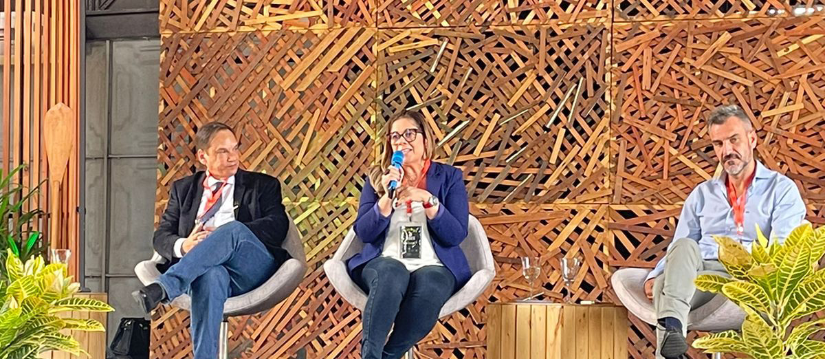 Pró-reitora da Uema participa do V Fórum de Extensão da Abruem, mediando mesa redonda
