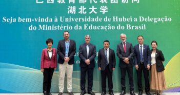Uema firma acordo internacional com a Universidade de Hubei durante conferência na China