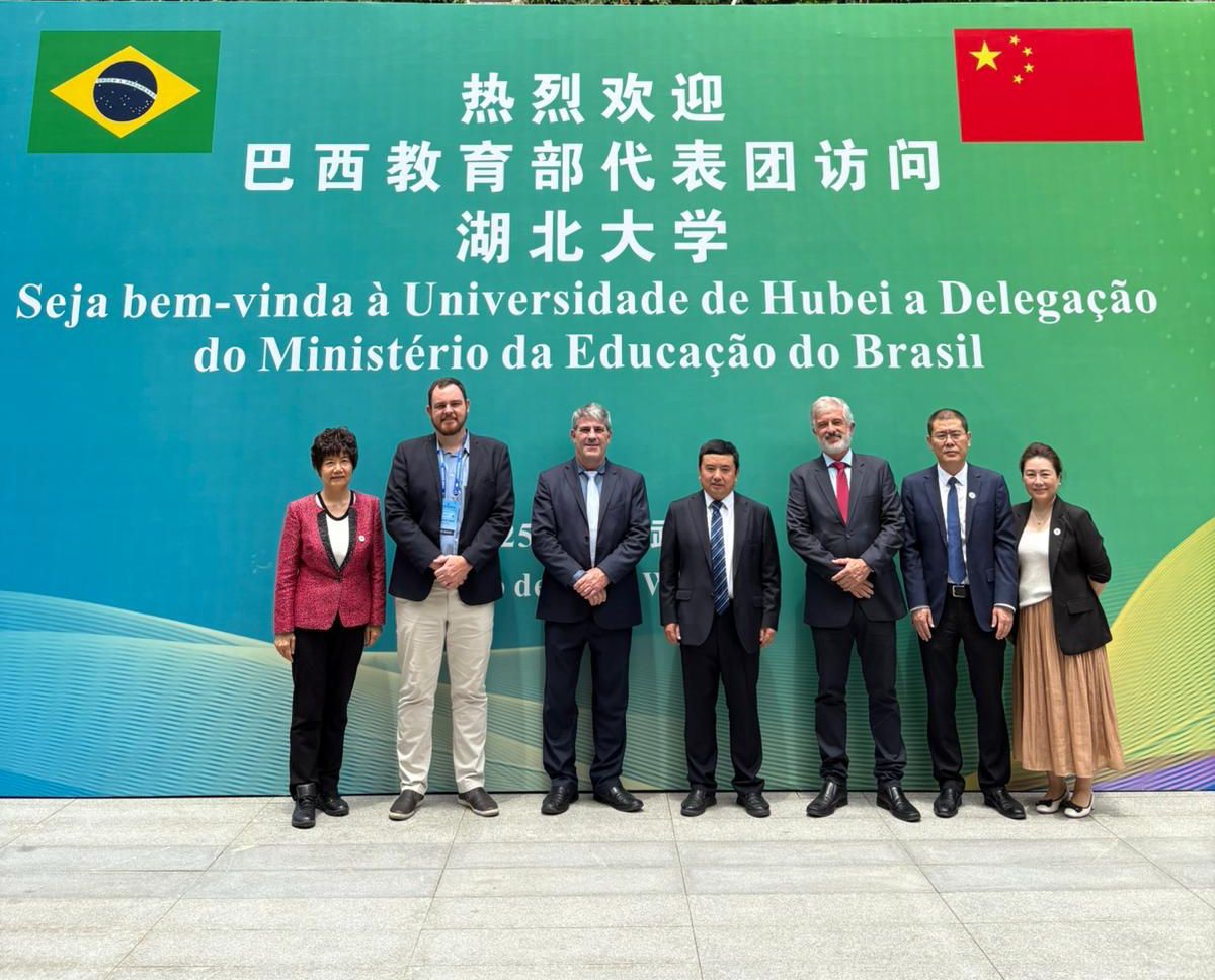 Uema firma acordo internacional com a Universidade de Hubei durante conferência na China