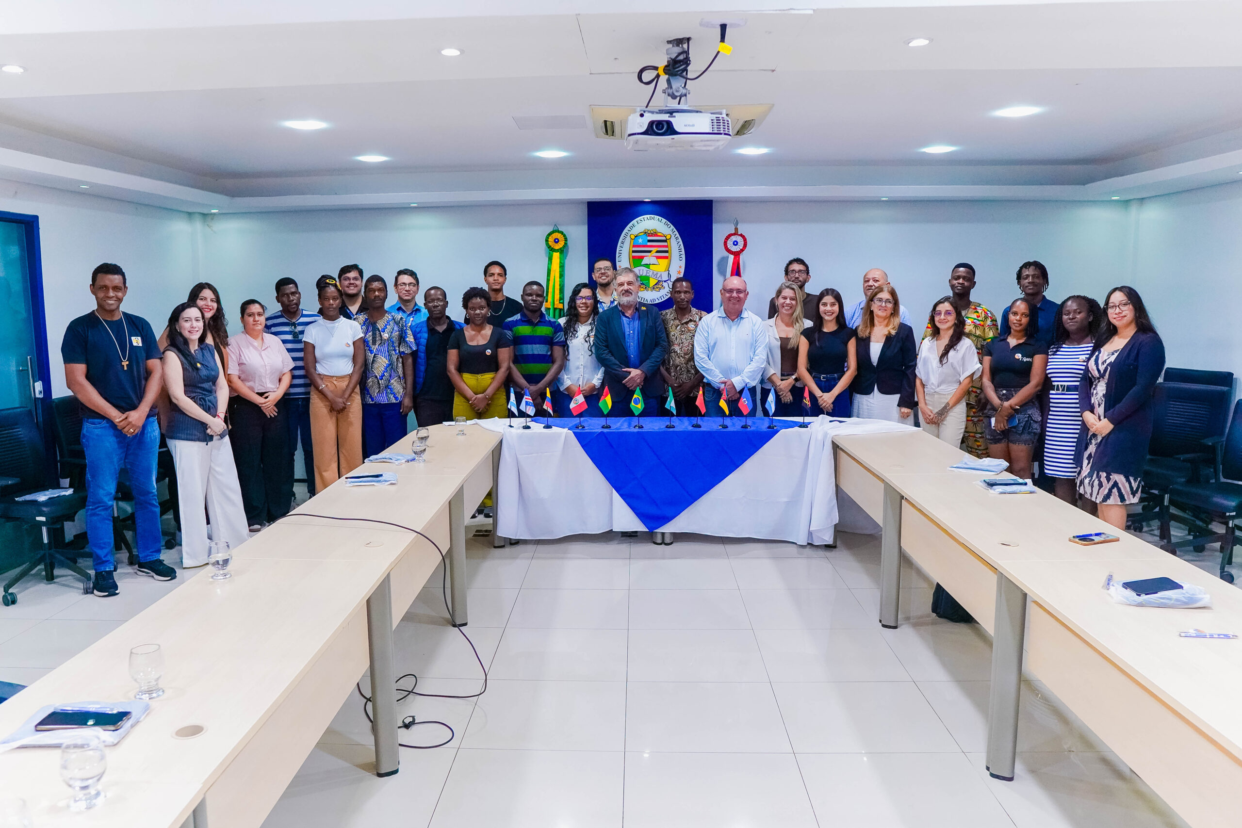 Uema recepciona alunos estrangeiros em encontro na Reitoria